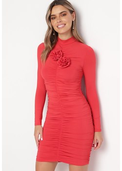 Czerwona Dopasowana Sukienka Mini z Marszczeniem i Aplikacją Kwiatu Wersa ze sklepu Born2be Odzież w kategorii Sukienki - zdjęcie 166208940
