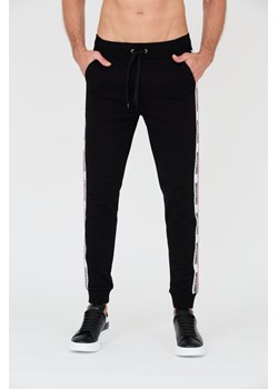 MOSCHINO Czarne spodnie dresowe z lampasami, Wybierz rozmiar L ze sklepu outfit.pl w kategorii Spodnie męskie - zdjęcie 166213044