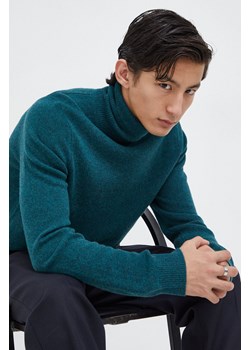 Samsoe Samsoe sweter wełniany ISAK męski kolor zielony lekki z golferm M10000008 ze sklepu ANSWEAR.com w kategorii Swetry męskie - zdjęcie 166218220
