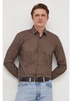 BOSS koszula męska kolor brązowy slim z kołnierzykiem klasycznym ze sklepu ANSWEAR.com w kategorii Koszule męskie - zdjęcie 166249661