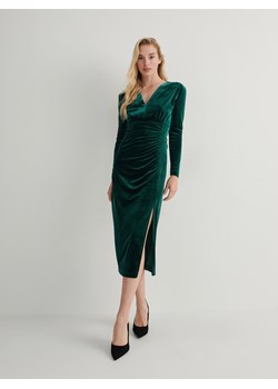 Reserved - Welurowa sukienka midi - zielony ze sklepu Reserved w kategorii Sukienki - zdjęcie 166258763