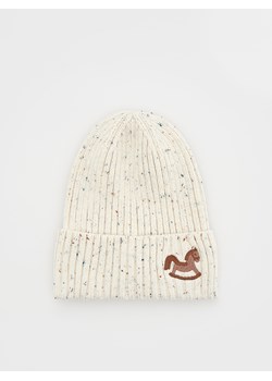 Reserved - Melanżowa czapka z aplikacją - złamana biel ze sklepu Reserved w kategorii Czapki dziecięce - zdjęcie 166280143