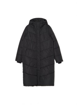 Cropp - Czarny pikowany płaszcz z kapturem - czarny ze sklepu Cropp w kategorii Płaszcze damskie - zdjęcie 166285491