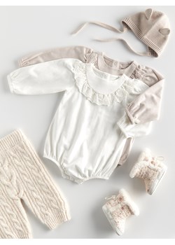 Reserved - Bawełniane body z ażurową falbaną - złamana biel ze sklepu Reserved w kategorii Body niemowlęce - zdjęcie 166285702