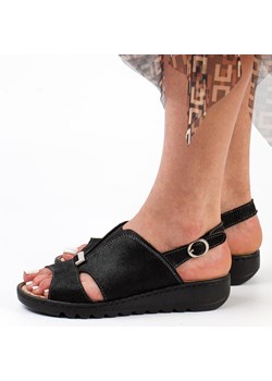 Czarne skórzane sandały damskie na koturnie Jezzi 4896 ze sklepu suzana.pl w kategorii Sandały damskie - zdjęcie 166308404