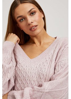 Sweter z dekoltem w serek różowy ze sklepu Moodo.pl w kategorii Swetry damskie - zdjęcie 166317303