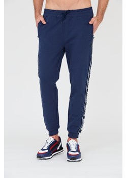 GUESS Granatowe spodnie, Wybierz rozmiar XL ze sklepu outfit.pl w kategorii Spodnie męskie - zdjęcie 166376114