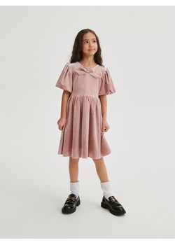 Reserved - Welurowa sukienka - różowy ze sklepu Reserved w kategorii Sukienki dziewczęce - zdjęcie 166383804
