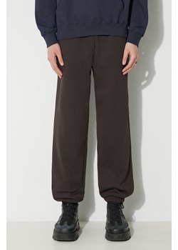 Wood Wood spodnie dresowe bawełniane Cal Joggers kolor brązowy gładkie 10275000.2424 ze sklepu PRM w kategorii Spodnie męskie - zdjęcie 166480541