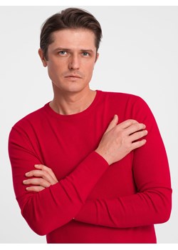 Męski klasyczny sweter z wiskozą BASIC z okrągłym dekoltem – czerwony V5 OM-SWBS-0106 ze sklepu ombre w kategorii Swetry męskie - zdjęcie 166487614
