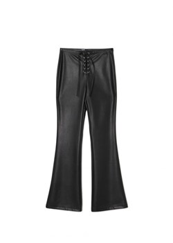 Cropp - Czarne spodnie z imitacji skóry - czarny ze sklepu Cropp w kategorii Spodnie damskie - zdjęcie 166503024
