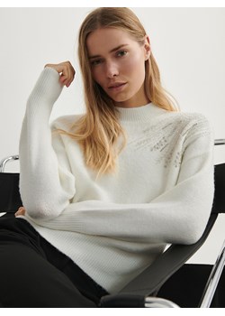 Reserved - Sweter z ozdobną aplikacją - złamana biel ze sklepu Reserved w kategorii Swetry damskie - zdjęcie 166503470