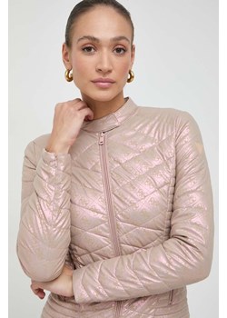 Guess kurtka NEW VONA damska kolor różowy przejściowa W4RL02 WFWM0 ze sklepu ANSWEAR.com w kategorii Kurtki damskie - zdjęcie 166504200