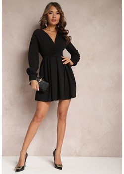 Czarna Sukienka Mini z Trójkątnym Dekoltem i Marszczoną Talią Ozdobiona Guzikami Bulwina ze sklepu Renee odzież w kategorii Sukienki - zdjęcie 166508432