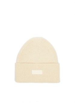 Cropp - Beżowa czapka beanie - kremowy ze sklepu Cropp w kategorii Czapki zimowe damskie - zdjęcie 166535273