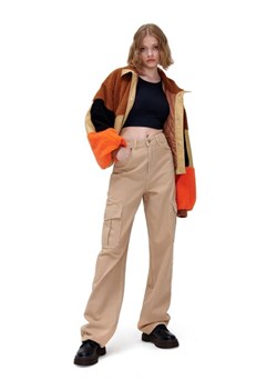 Cropp - Beżowe jeansy straight z kieszeniami cargo - beżowy ze sklepu Cropp w kategorii Jeansy damskie - zdjęcie 166543521