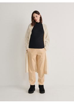 Reserved - Bawełniane spodnie chino - beżowy ze sklepu Reserved w kategorii Spodnie damskie - zdjęcie 166543671