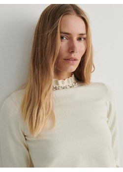 Reserved - Sweter z biżuteryjną aplikacją - kremowy ze sklepu Reserved w kategorii Swetry damskie - zdjęcie 166543754