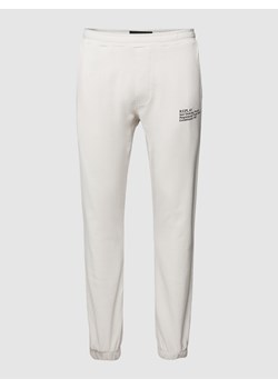 Spodnie dresowe z nadrukiem z logo ze sklepu Peek&Cloppenburg  w kategorii Spodnie męskie - zdjęcie 166607693