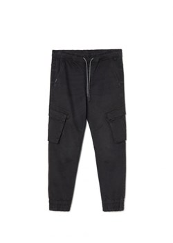 Cropp - Czarne bojówki z kieszeniami cargo - czarny ze sklepu Cropp w kategorii Spodnie męskie - zdjęcie 166612111