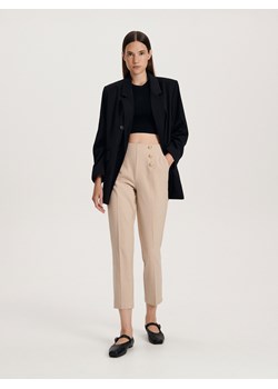 Reserved - Spodnie ze złotymi guzikami - beżowy ze sklepu Reserved w kategorii Spodnie damskie - zdjęcie 166639661