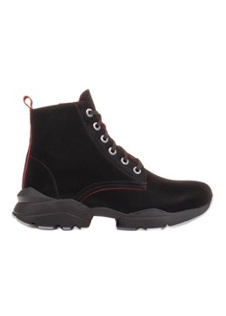 Marco Shoes Sportowe botki damskie z nubuku z czerwonymi wstawkami czarne ze sklepu ButyModne.pl w kategorii Workery damskie - zdjęcie 166674890