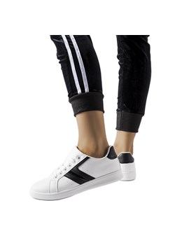 Białe sneakersy z czarnymi wstawkami Rizzo ze sklepu ButyModne.pl w kategorii Trampki damskie - zdjęcie 166675363