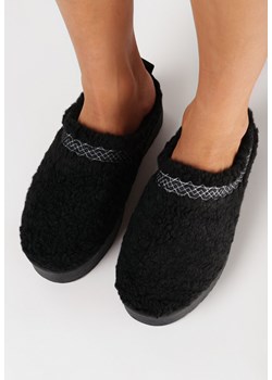 Czarne Wsuwane Kapcie na Platformie z Ozdobnym Haftem Olisia - id: 290672 - marki born2be - 166685341 Czarne Wsuwane Kapcie na Platformie z Ozdobnym Haftem Olisia ze sklepu born2be.pl w kategorii Kapcie damskie - zdjęcie 166685341