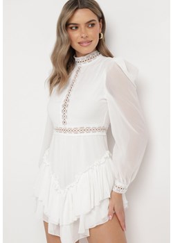 Biała Rozkloszowana Sukienka Kombinezon Mini z Falbankami Gilha ze sklepu Born2be Odzież w kategorii Sukienki - zdjęcie 166686663