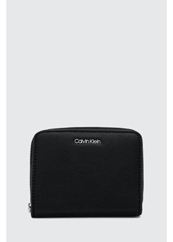 Calvin Klein portfel damski kolor czarny ze sklepu ANSWEAR.com w kategorii Portfele damskie - zdjęcie 166760911