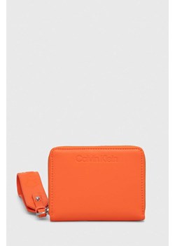 Calvin Klein portfel damski kolor pomarańczowy ze sklepu ANSWEAR.com w kategorii Portfele damskie - zdjęcie 166767373