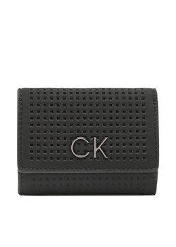 Mały Portfel Damski Calvin Klein Re-Lock Trifold Xxs Perf K60K610662 Czarny ze sklepu eobuwie.pl w kategorii Portfele damskie - zdjęcie 166772620