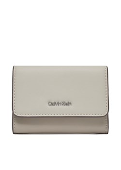 Duży Portfel Damski Calvin Klein Ck Must Trifold Sm_Block K60K611435 Biały ze sklepu eobuwie.pl w kategorii Portfele damskie - zdjęcie 166775844