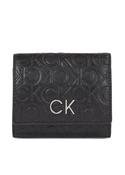 Portfel damski Calvin Klein Re-Lock Trifold Xs Emb K60K611321 Czarny ze sklepu eobuwie.pl w kategorii Portfele damskie - zdjęcie 166781051