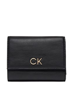 Duży Portfel Damski Calvin Klein Re-Lock Trifold Md K60K608994 Ck Black BEH ze sklepu eobuwie.pl w kategorii Portfele damskie - zdjęcie 166818423