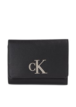 Portfel damski Calvin Klein Jeans Minimal Monogram Med Trifold T K60K611237 Czarny ze sklepu eobuwie.pl w kategorii Portfele damskie - zdjęcie 166836774