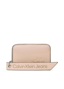 Mały Portfel Damski Calvin Klein Jeans Sculpted Med Zip Around Tag K60K610578 Różowy ze sklepu eobuwie.pl w kategorii Portfele damskie - zdjęcie 166840513