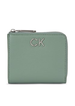 Portfel damski Calvin Klein Re-Lock Za Wallet Sm K60K611097 Zielony ze sklepu eobuwie.pl w kategorii Portfele damskie - zdjęcie 166874412