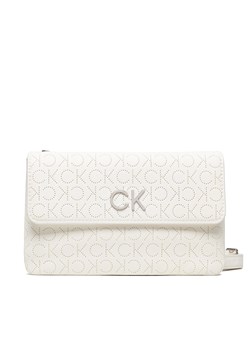Torebka Calvin Klein Re-Lock Dbl Crossbody Bag Perf K60K609399 White YAF ze sklepu eobuwie.pl w kategorii Listonoszki - zdjęcie 166881113