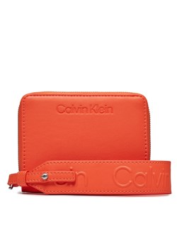 Duży Portfel Damski Calvin Klein Gracie Wallet W/Strap Md K60K611387 Pomarańczowy ze sklepu eobuwie.pl w kategorii Portfele damskie - zdjęcie 166883740