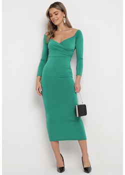 Zielona Dopasowana Sukienka Midi z Odkrytymi Ramionami i Kopertowym Dekoltem Brisanna ze sklepu Born2be Odzież w kategorii Sukienki - zdjęcie 166927521
