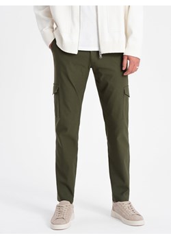 Spodnie męskie materiałowe REGULAR z kieszeniami cargo - ciemnooliwkowe V1 OM-PACG-0178 ze sklepu ombre w kategorii Spodnie męskie - zdjęcie 166934572