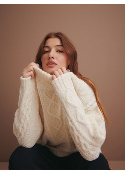 Reserved - Sweter z dekoracyjnym splotem - kremowy ze sklepu Reserved w kategorii Swetry damskie - zdjęcie 166982621