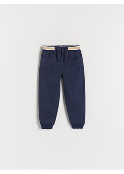 Reserved - Elastyczne spodnie jogger - granatowy ze sklepu Reserved w kategorii Spodnie i półśpiochy - zdjęcie 166999361
