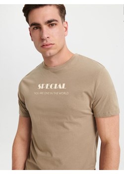 Sinsay - Koszulka z nadrukiem - brązowy ze sklepu Sinsay w kategorii T-shirty męskie - zdjęcie 166999611