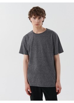 Cropp - Ciemnoszara koszulka basic UNISEX - szary ze sklepu Cropp w kategorii T-shirty męskie - zdjęcie 167001042