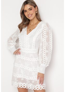 Biała Sukienka Mini o Luźnym Kroju z Trójkątnym Dekoltem i Ażurowym Zdobieniem Malachia ze sklepu Born2be Odzież w kategorii Sukienki - zdjęcie 167448732