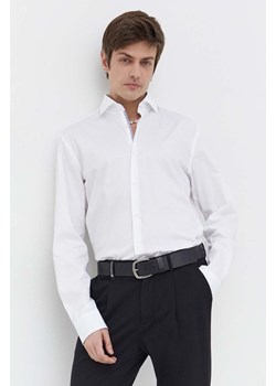 HUGO koszula bawełniana męska kolor biały regular z kołnierzykiem klasycznym 50508303 ze sklepu ANSWEAR.com w kategorii Koszule męskie - zdjęcie 167461641