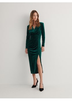 Reserved - Welurowa sukienka midi - zielony ze sklepu Reserved w kategorii Sukienki - zdjęcie 167467801