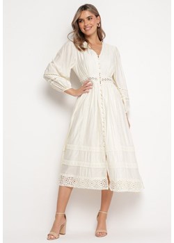 Jasnobeżowa Taliowana Sukienka Midi z Ażurowym Zdobieniem Wilira ze sklepu Born2be Odzież w kategorii Sukienki - zdjęcie 167561723